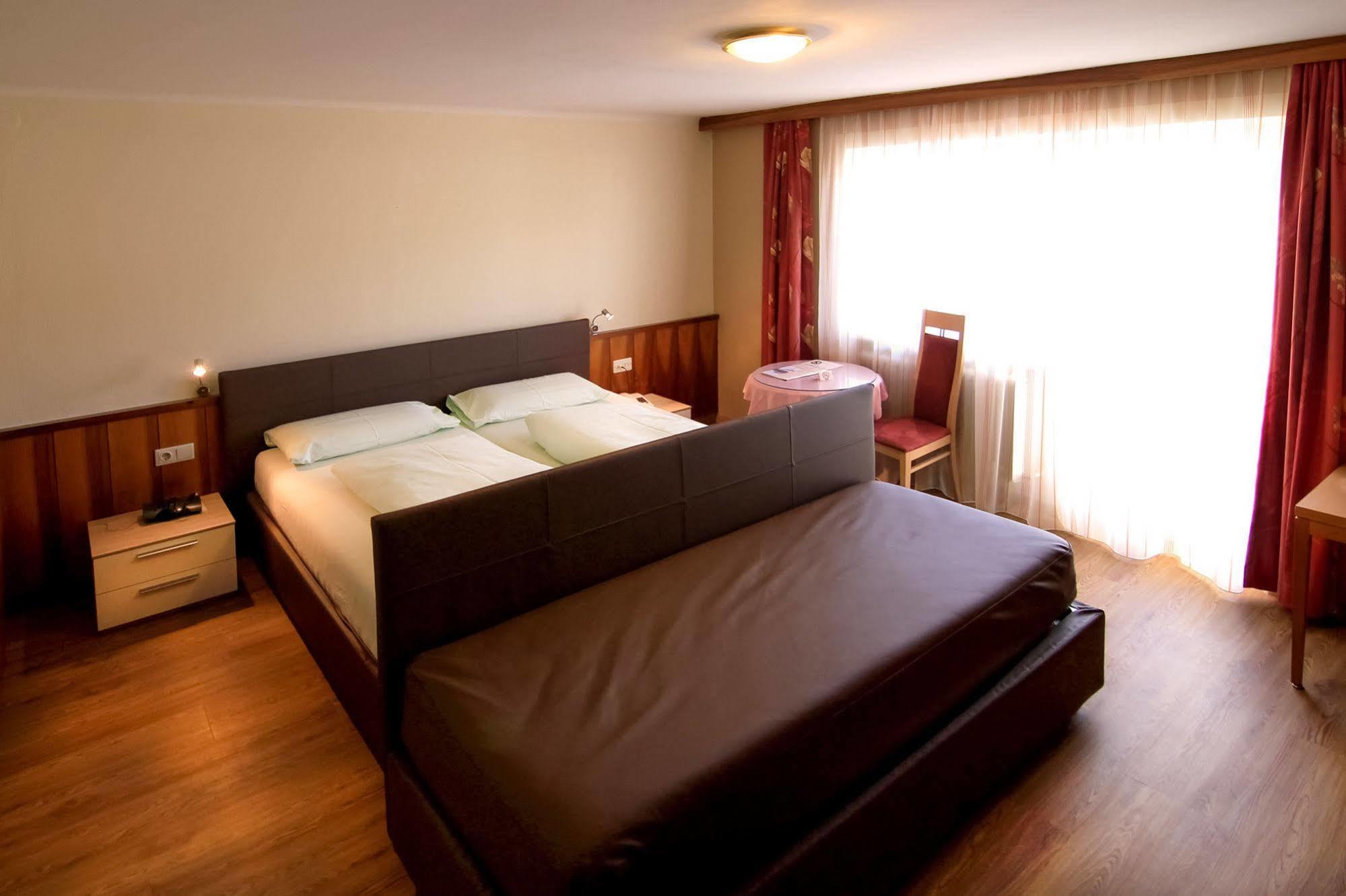 Hotel Cristallago เซเฟลด์ อิน ทิโรล ภายนอก รูปภาพ